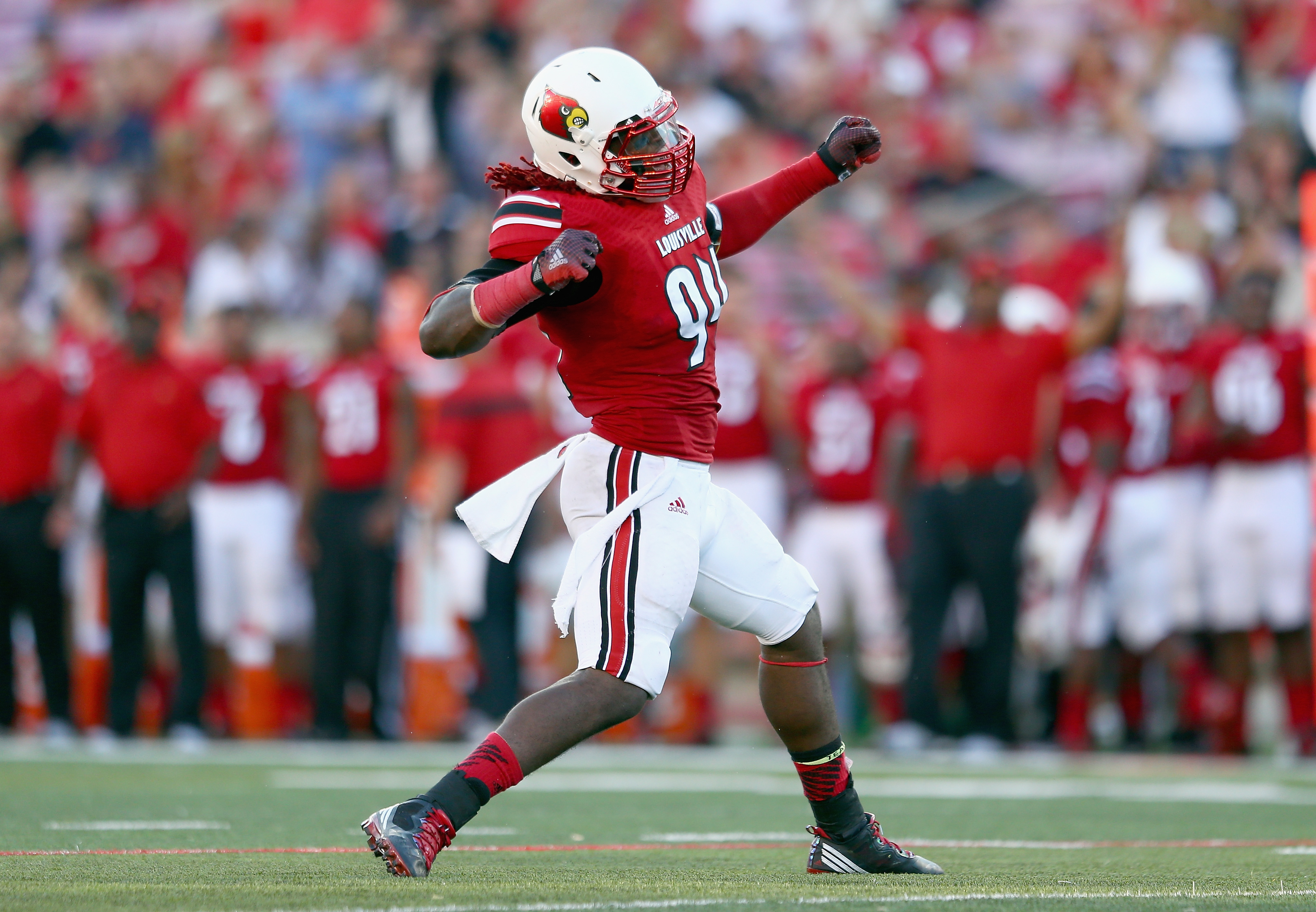 LOUISVILLE, KY - SEPTEMBER 27:  Lorenzo Mauldin #94 of the Louisville Cardinals celebrates after sacking the quarterback during the game against the Wake Forest Demon Deacons at Papa John's Cardinal Stadium on September 27, 2014 in Louisville, Kentucky.  (Photo by Andy Lyons/Getty Images)