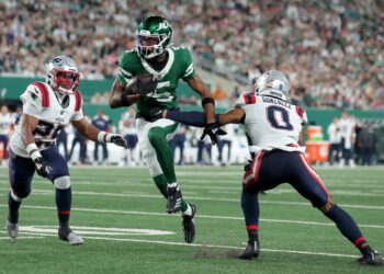 Jets Stomp Pats 24-3 as Aaron Rodgers Dominates Home Opener