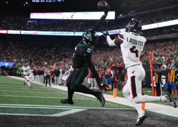 Jets Trounce Texas as Offense Comes to Life in 21-13 Victory