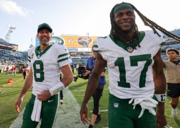 Rodgers Finally Leads Jets to Comeback Victory as Davante Shines